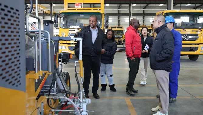 赞比亚客户亲临考察 见证天途路业匠心品质 天途路业道路划线装备