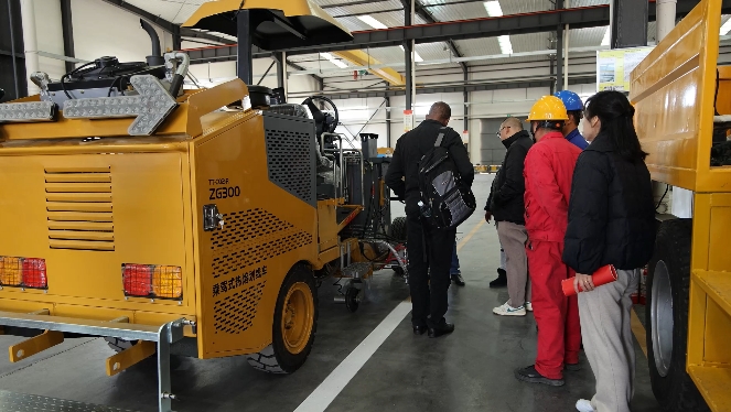 赞比亚客户亲临考察 见证天途路业匠心品质 天途路业道路划线装备