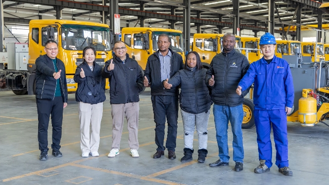 赞比亚客户亲临考察 见证天途路业匠心品质 天途路业道路划线装备