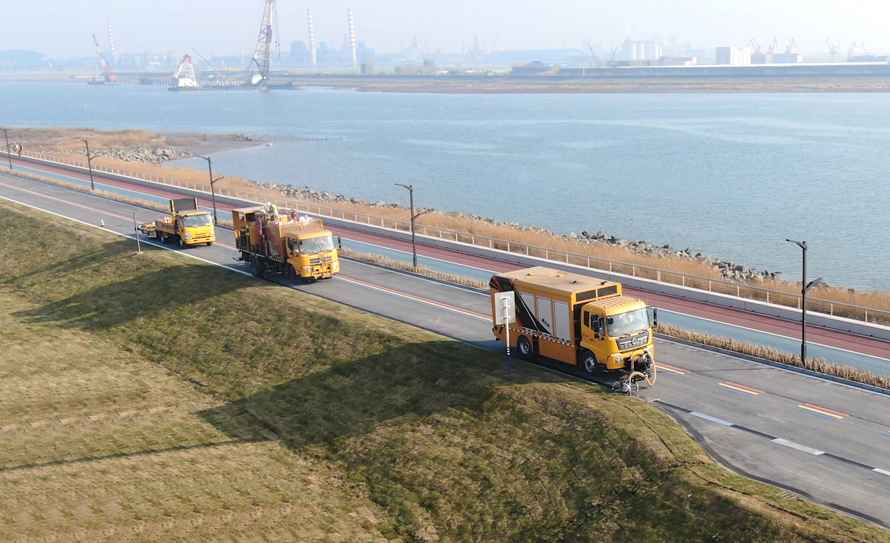 Road marking train construction Road marking train construction